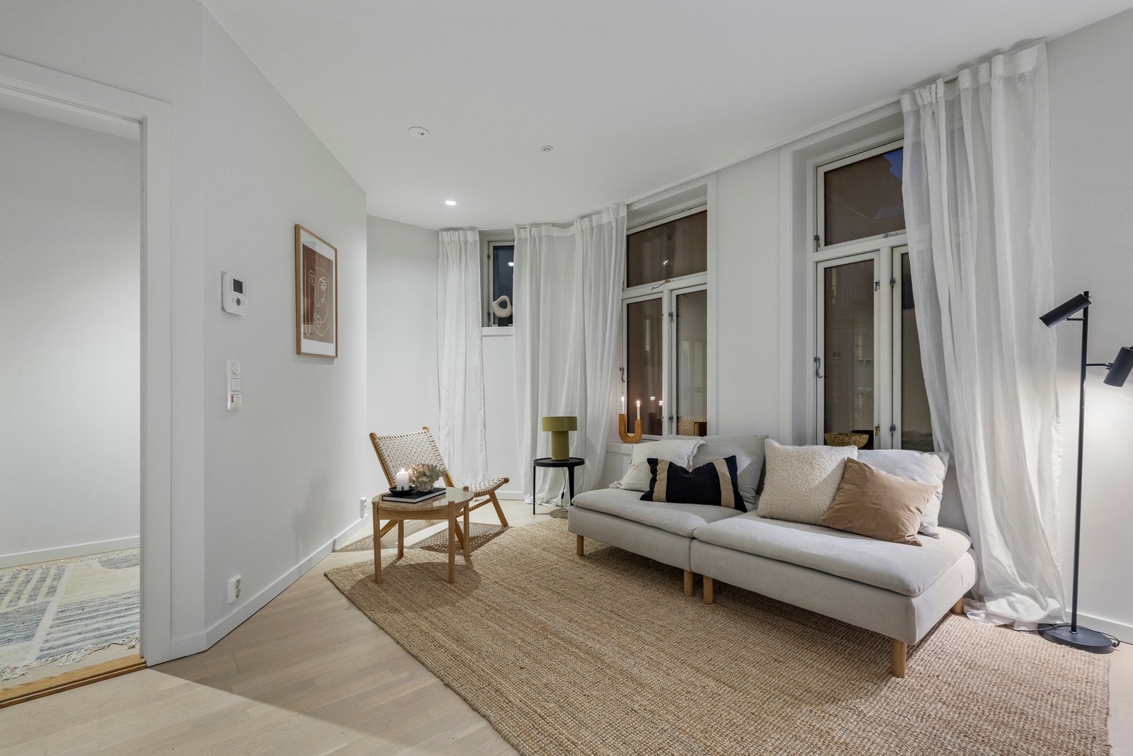 Det er gode møbleringsmuligheter i stuen. Galleribilde