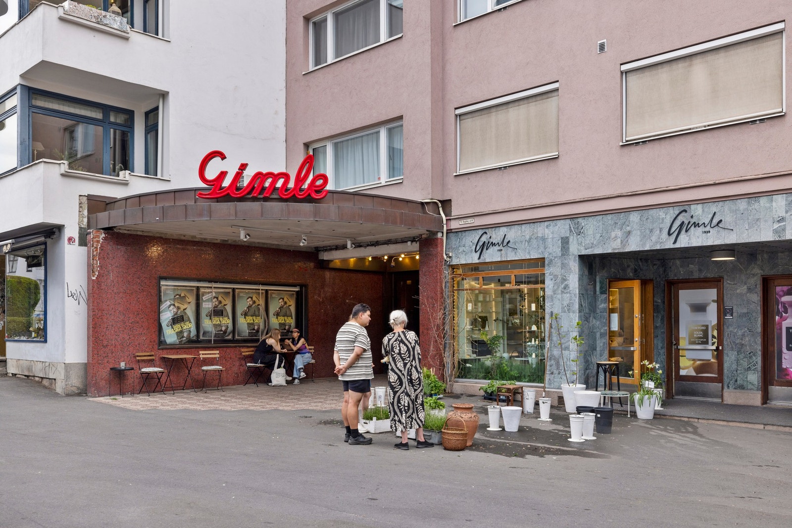 Frogner har svært gode kollektivmuligheter, med både trikk og buss innen kort gangavstand. Trikkelinjene 12 og 15 betjener området, og gir rask forbindelse til sentrum, Majorstuen og andre deler av byen. Galleribilde