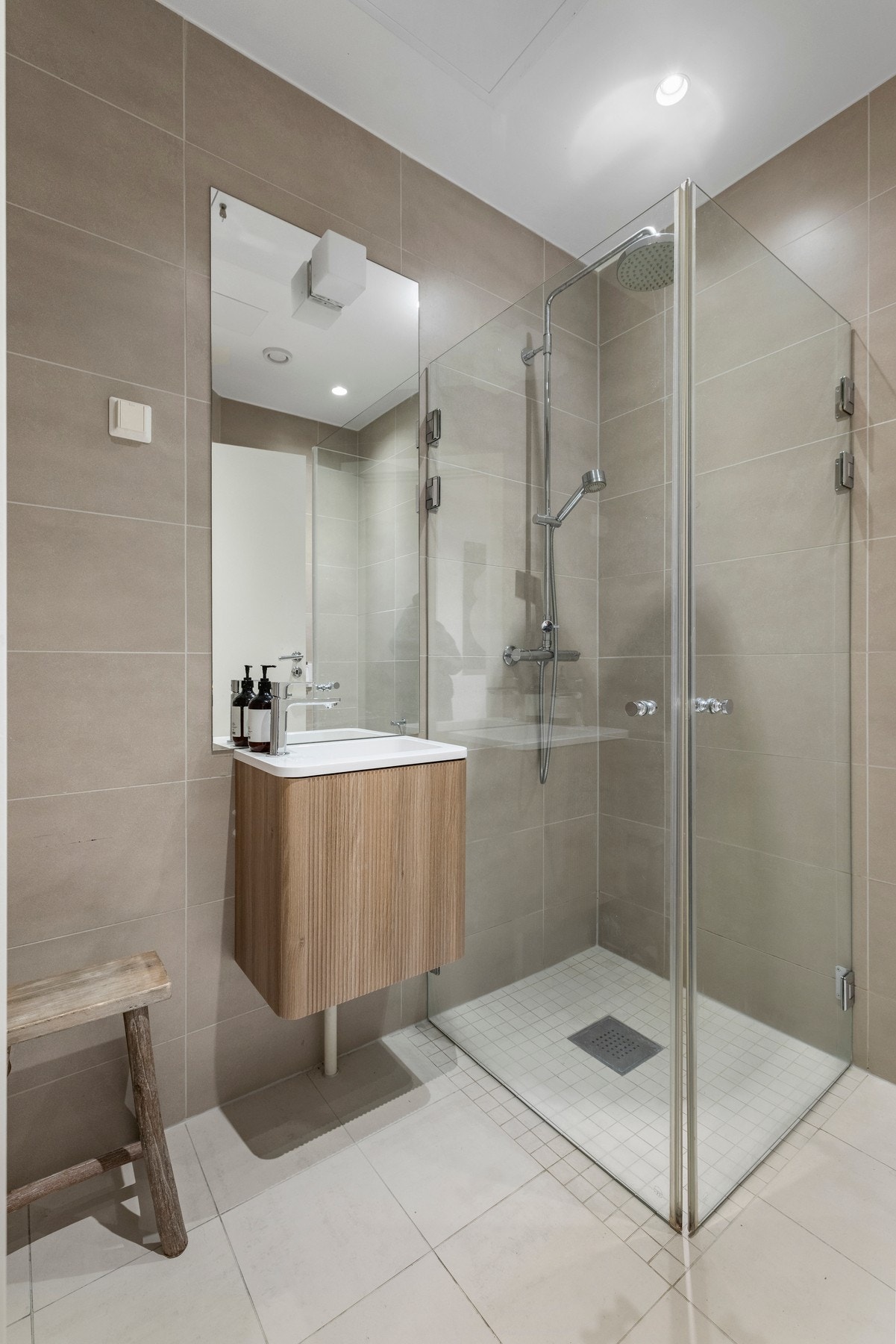 Pent flislagt bad med elektriske varmekabler i gulv. Galleribilde