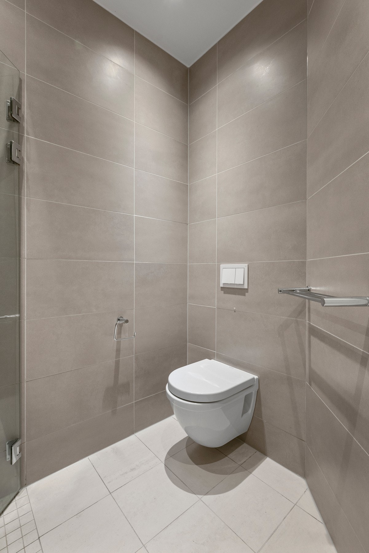 Badet har mekanisk avtrekk samt opplegg for vaskemaskin og tørketrommel. Galleribilde