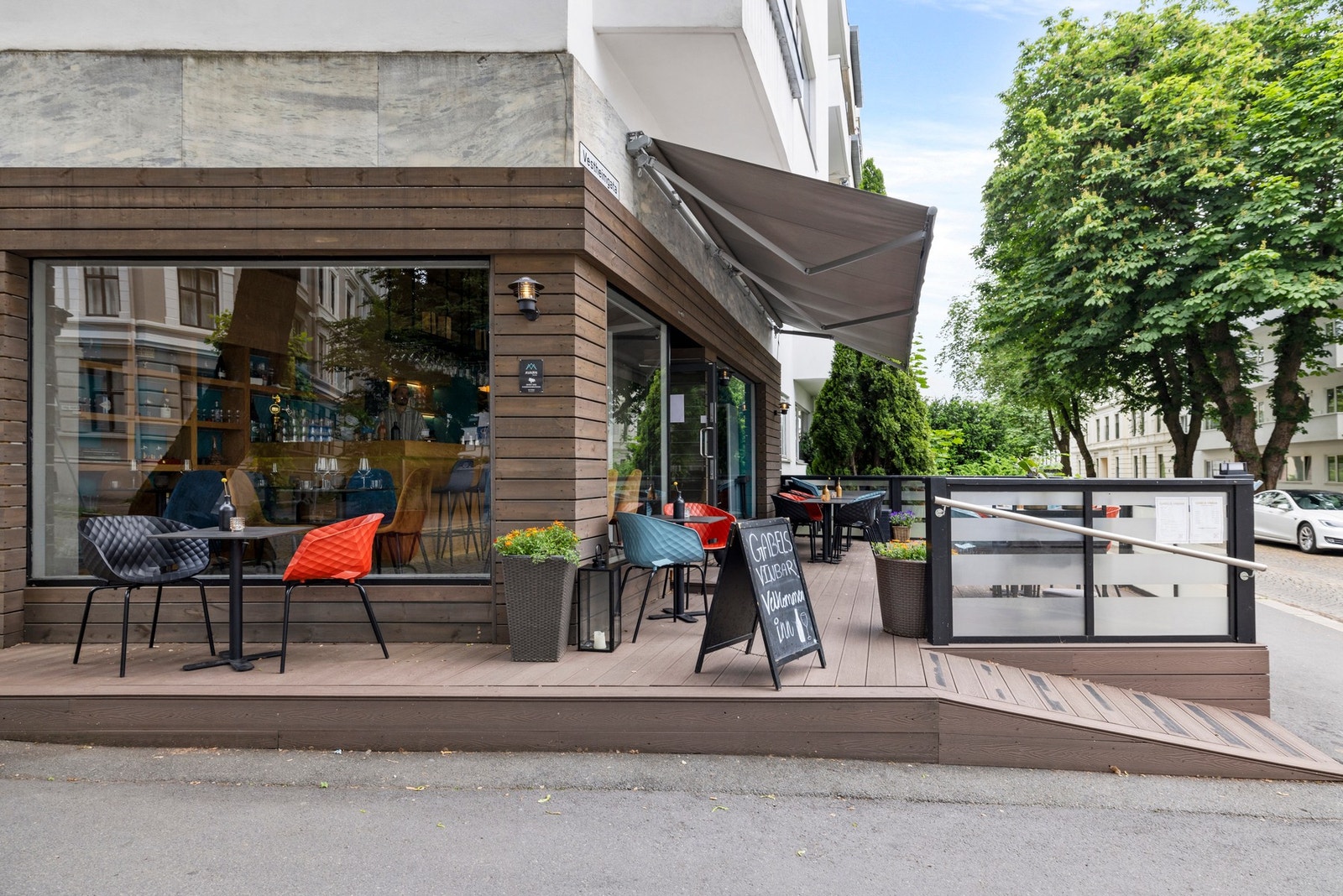 Området er kjent for sine vakre bygårder og sjarmerende gater og byr på et bredt spekter av rekreasjonsmuligheter, med Frognerparken som et sentralt punkt, kjent for Vigelandsinstallasjonen, gode turstier og Frognerbadet. Galleribilde