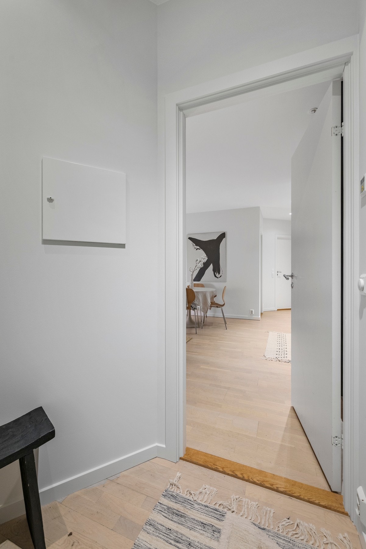 Hyggelig entré som gir et godt førsteinntrykk og fungerer som det naturlige knutepunktet i leiligheten Galleribilde