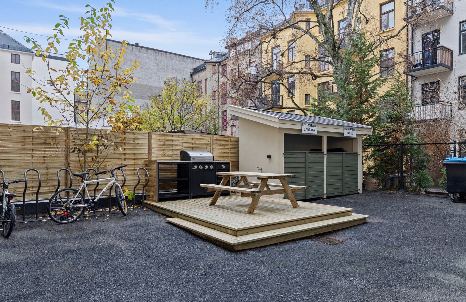 Hyggelig bakgård med sitteplasser. Galleribilde