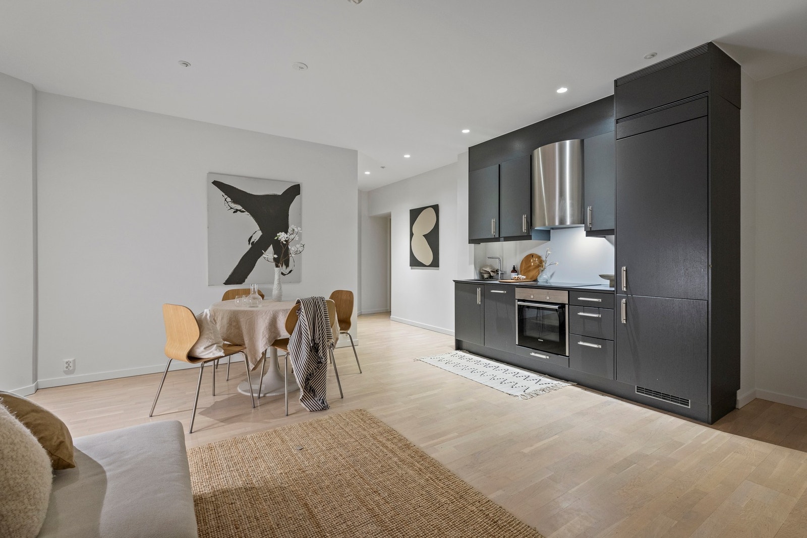 Dette er en fin, gjennomgående 3-roms selveierleilighet med sentral beliggenhet på Frogner. Galleribilde