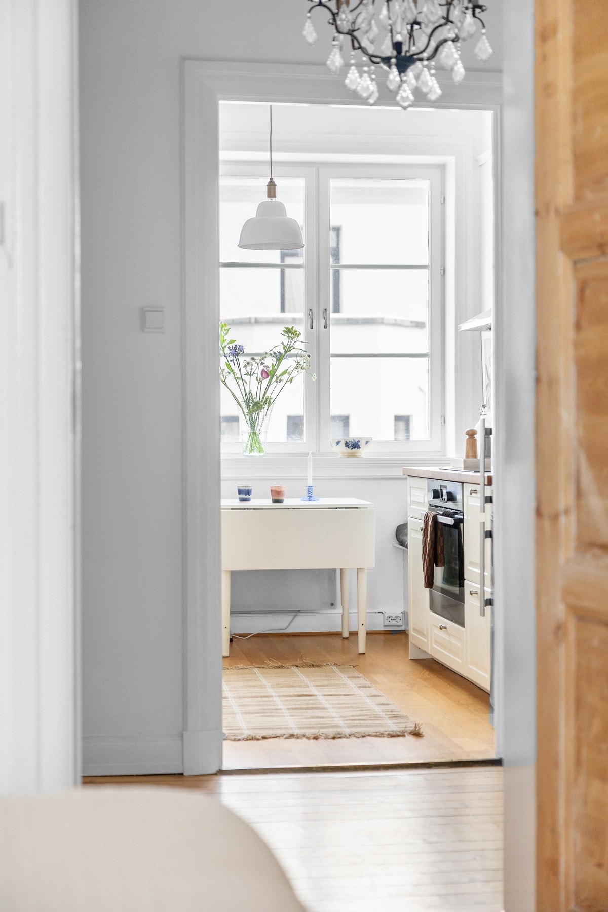 Gode vindusflater sørger for flott lysinnslipp og en luftig romfølelse. Galleribilde