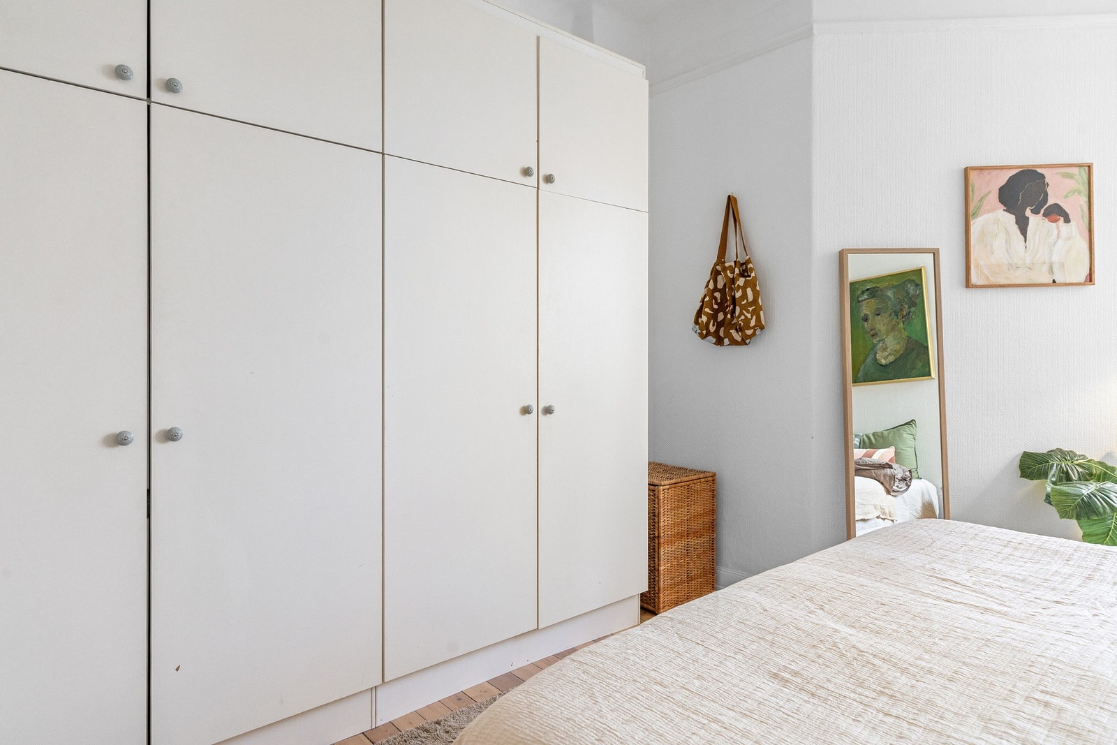 Bra med oppbevaringsplass i stort garderobeskap. Galleribilde