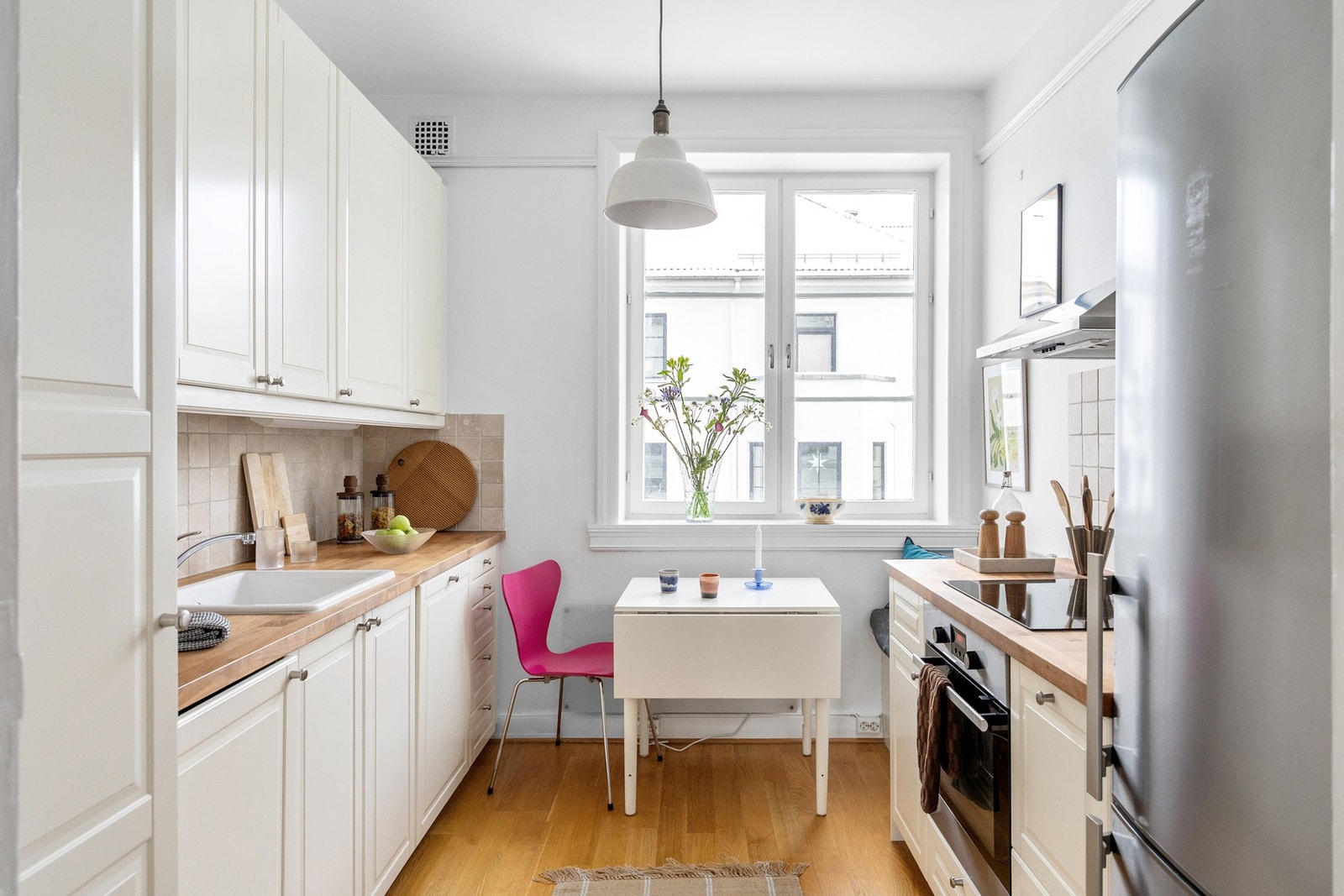 Romslig, separat kjøkken med spiseplass. Galleribilde