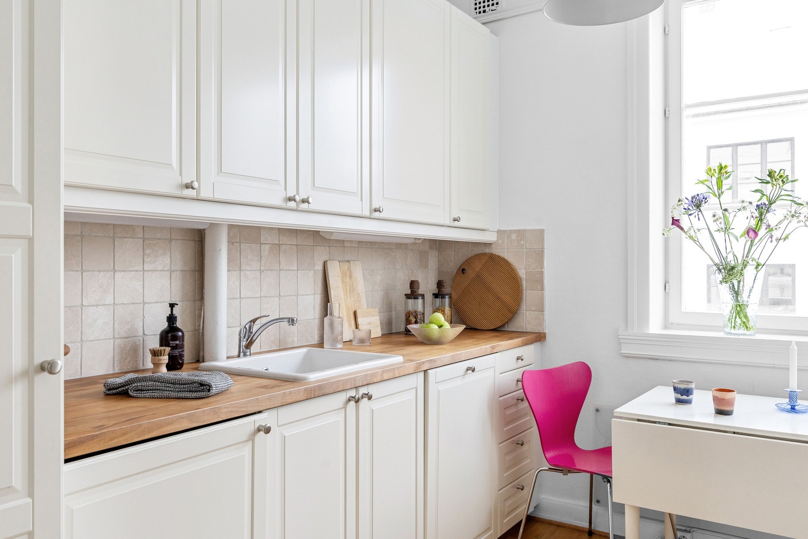 Hvite fronter og benkeplate i limtre. Galleribilde