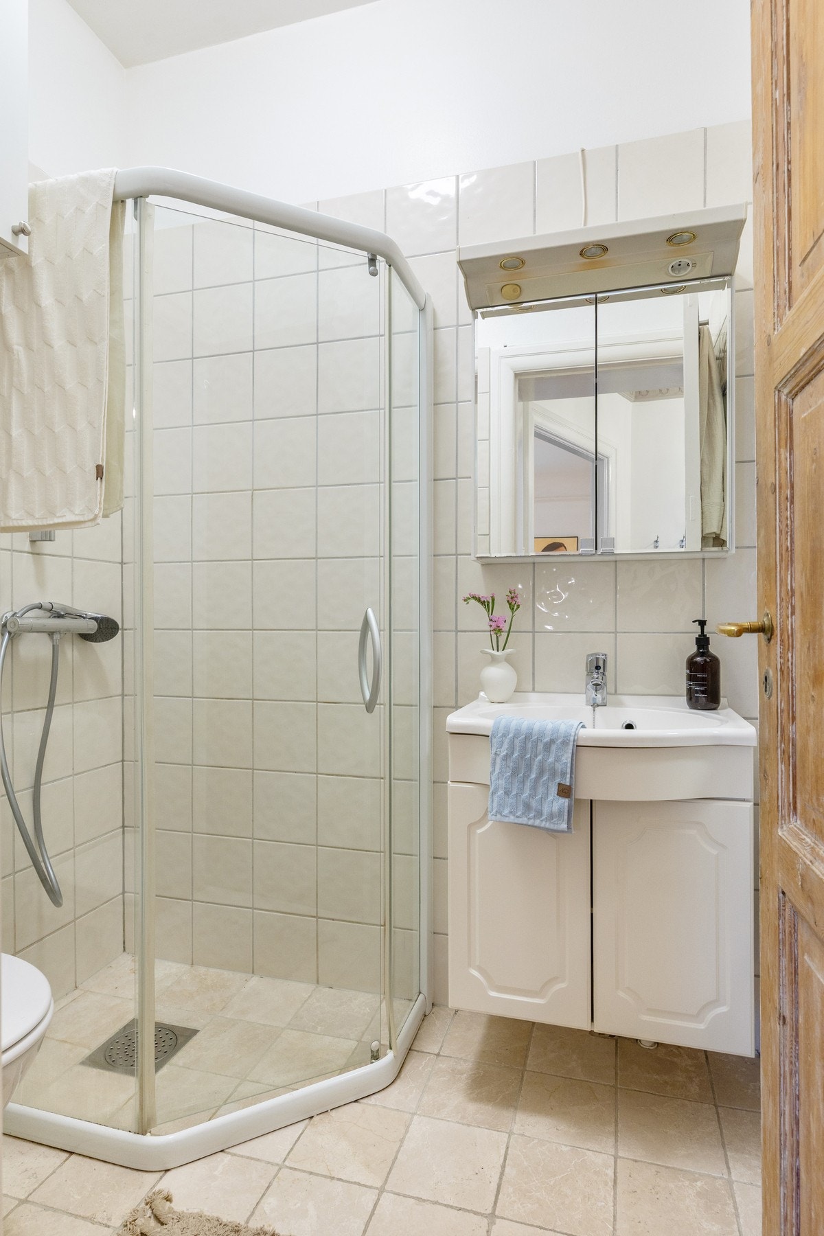 Flislagt baderom med varmekabler i gulv. Opplegg for vaskemaskin på kjøkken. Galleribilde