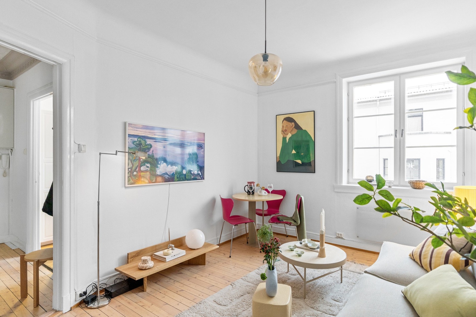 Fine detaljer som generøs takhøyde, originale tregulv og gode vindusflater. Galleribilde