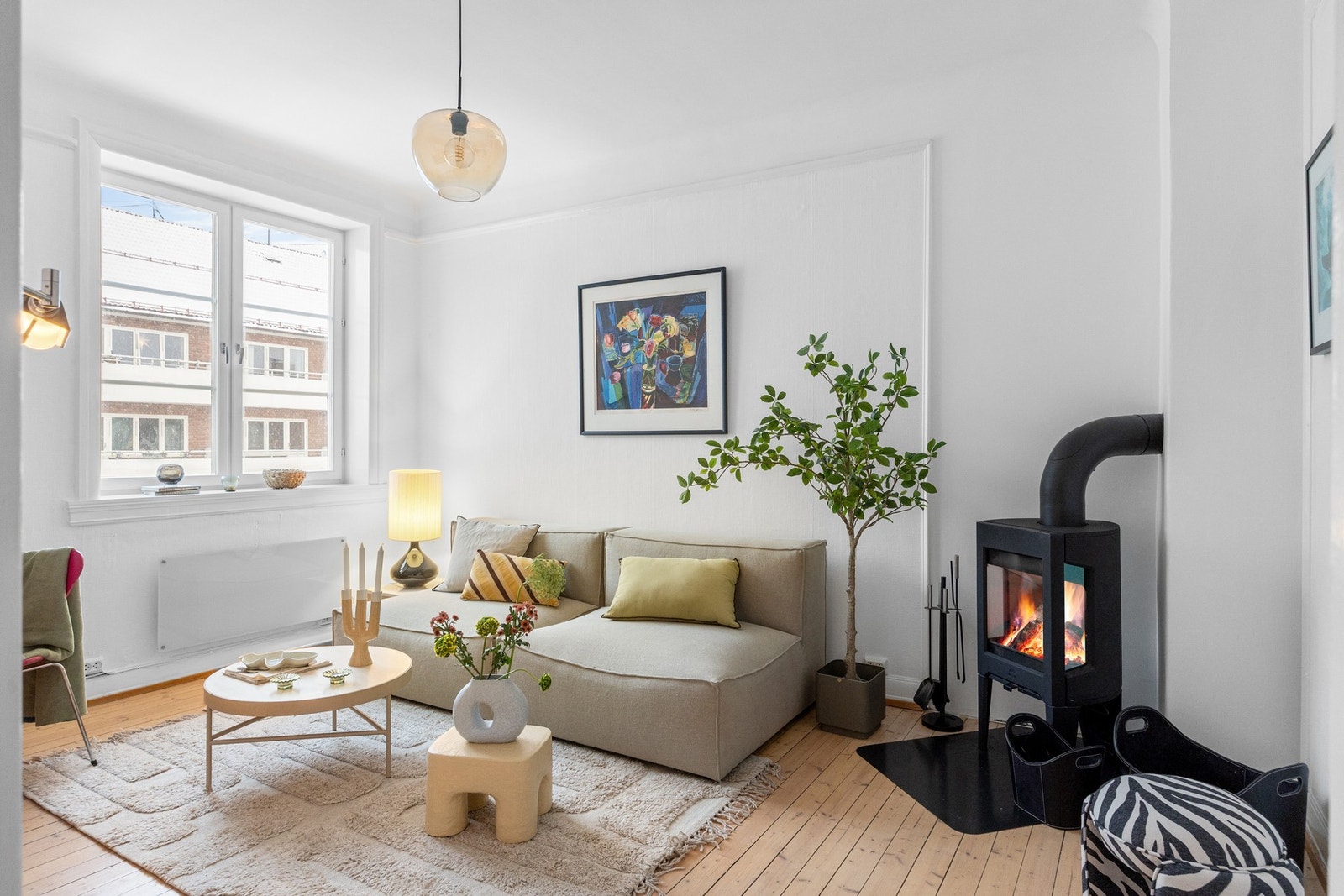 Trivelig stue med god plass til sofagruppe, sofabord og underholdningsavdeling. Galleribilde