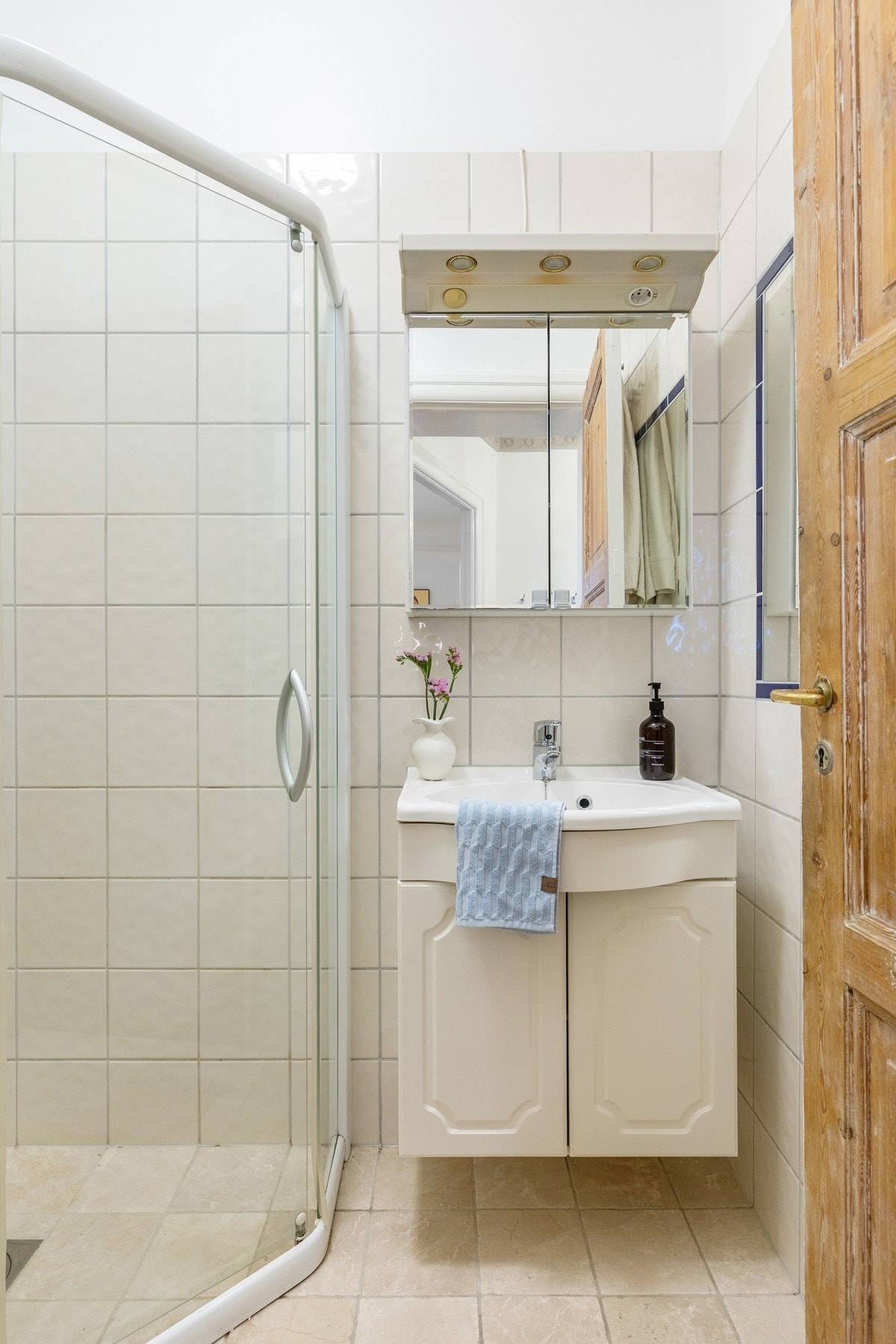 Badet er innredet med servantskap med nedfelt servant, speilskap, WC og dusjsone. Galleribilde