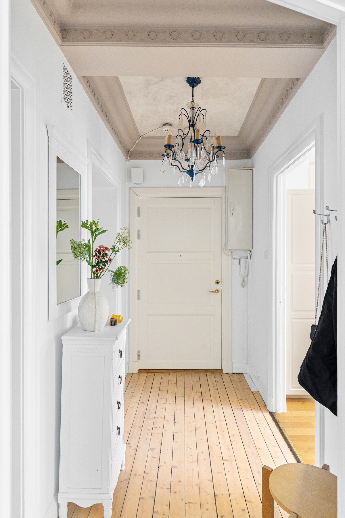 Innbydende entré med god plass til yttertøy og sko. Galleribilde