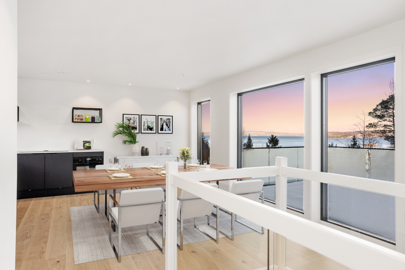 Spiseplass med sjøutsikt Galleribilde