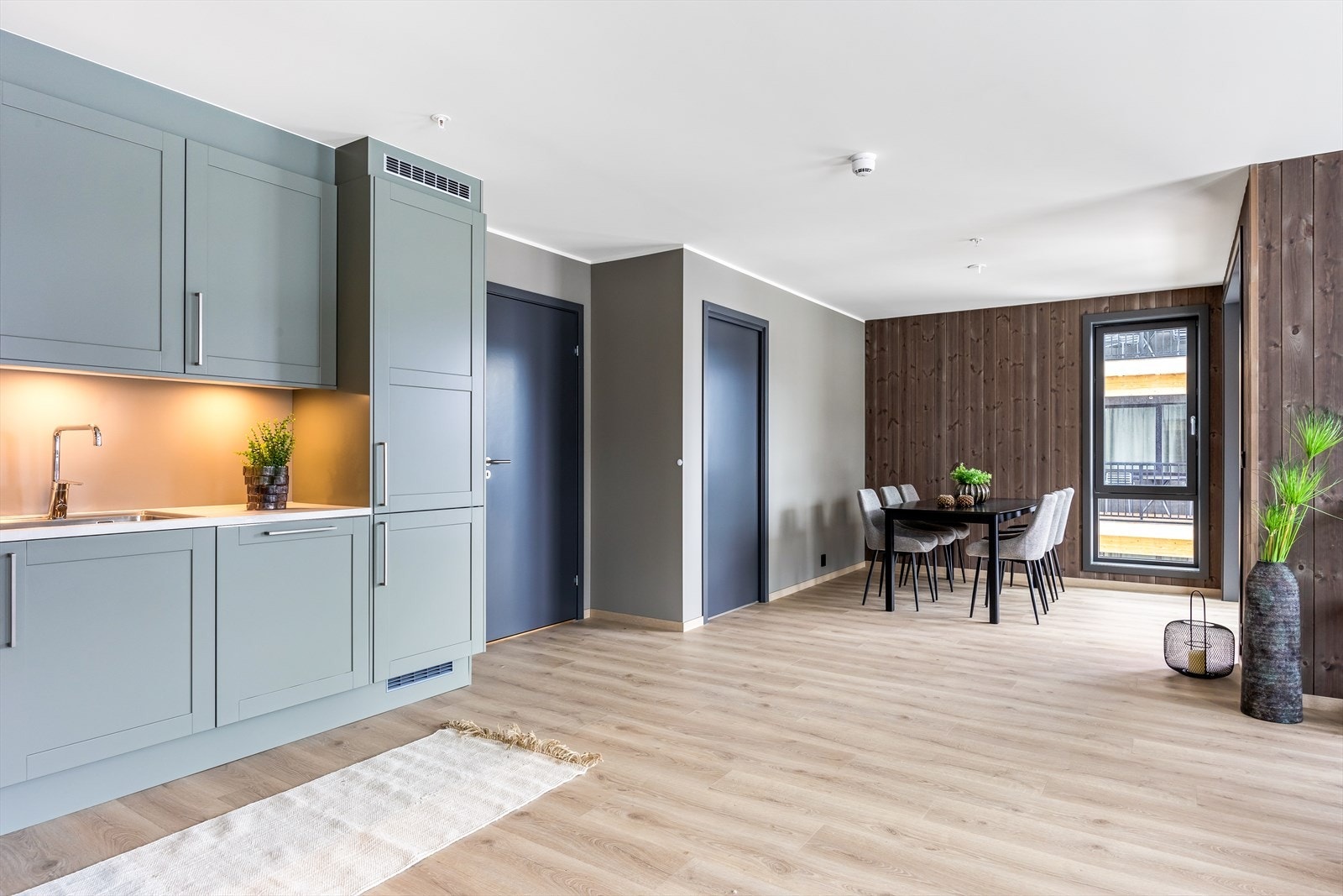 Den åpne kjøkken- og stueløsningen tilbyr god plass til skjermet spisestue. Galleribilde