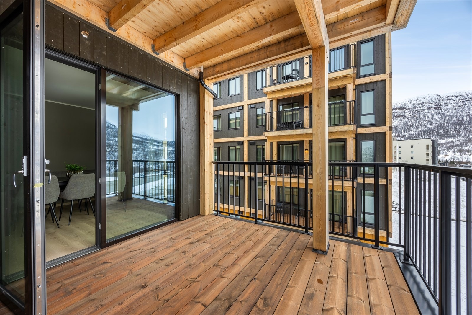 Størrelsen på balkongen gir gode muligheter for innredning med ønskede utemøbler Galleribilde