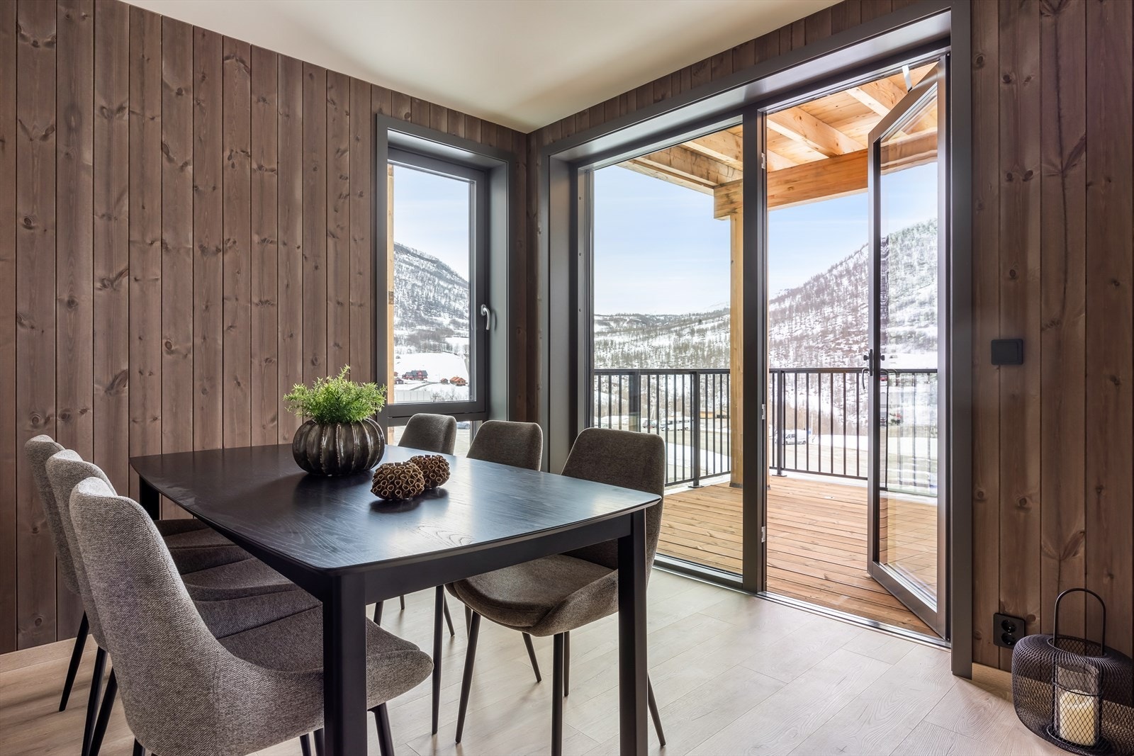 Fra spisestuen er det utgang til balkong. Galleribilde