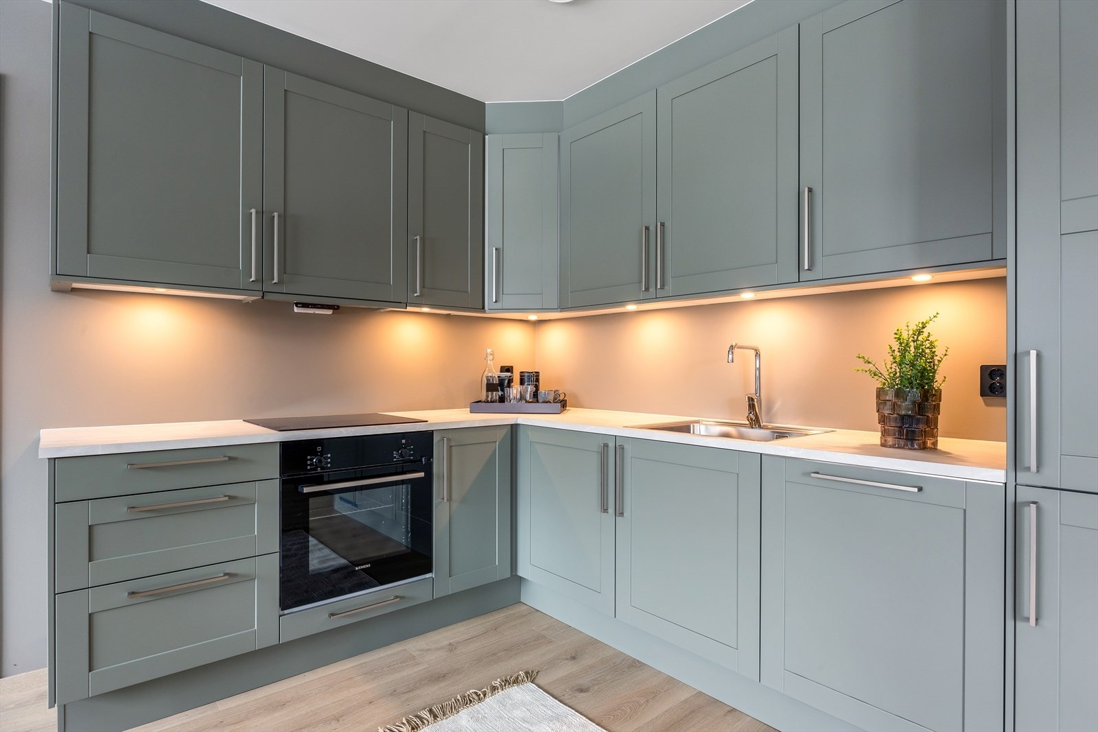 Kjøkkeninnredning fra kvalitetsleverandøren Sigdal i en behagelig grønnfarge. Galleribilde