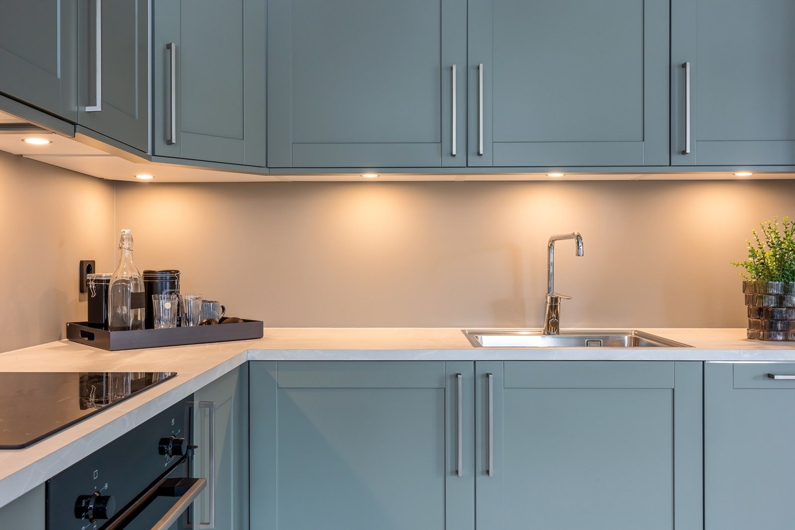 I tillegg til estetikk, er det lagt vekt på funksjonalitet med god oppbevaring og benkeplass til å jobbe på. Galleribilde