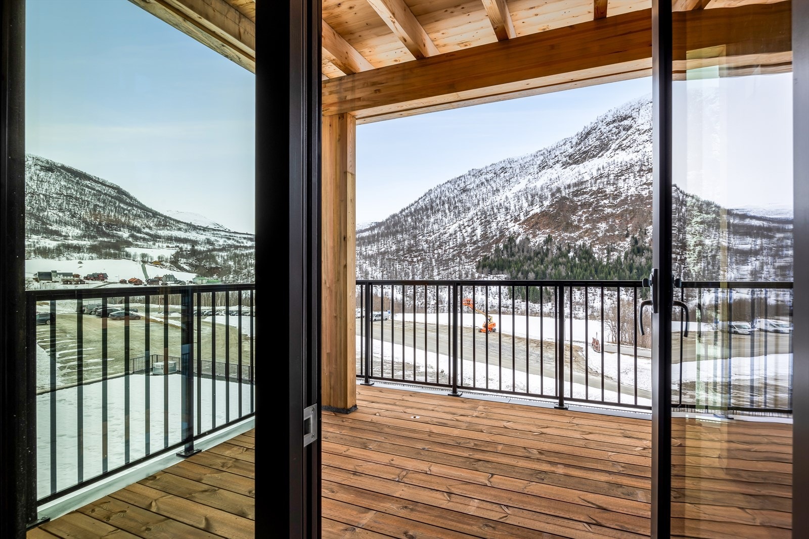 Leiligheten har en stor balkong på hele 9 kvm, hvor du kan nyte solen og omgivelsene rundt. Galleribilde