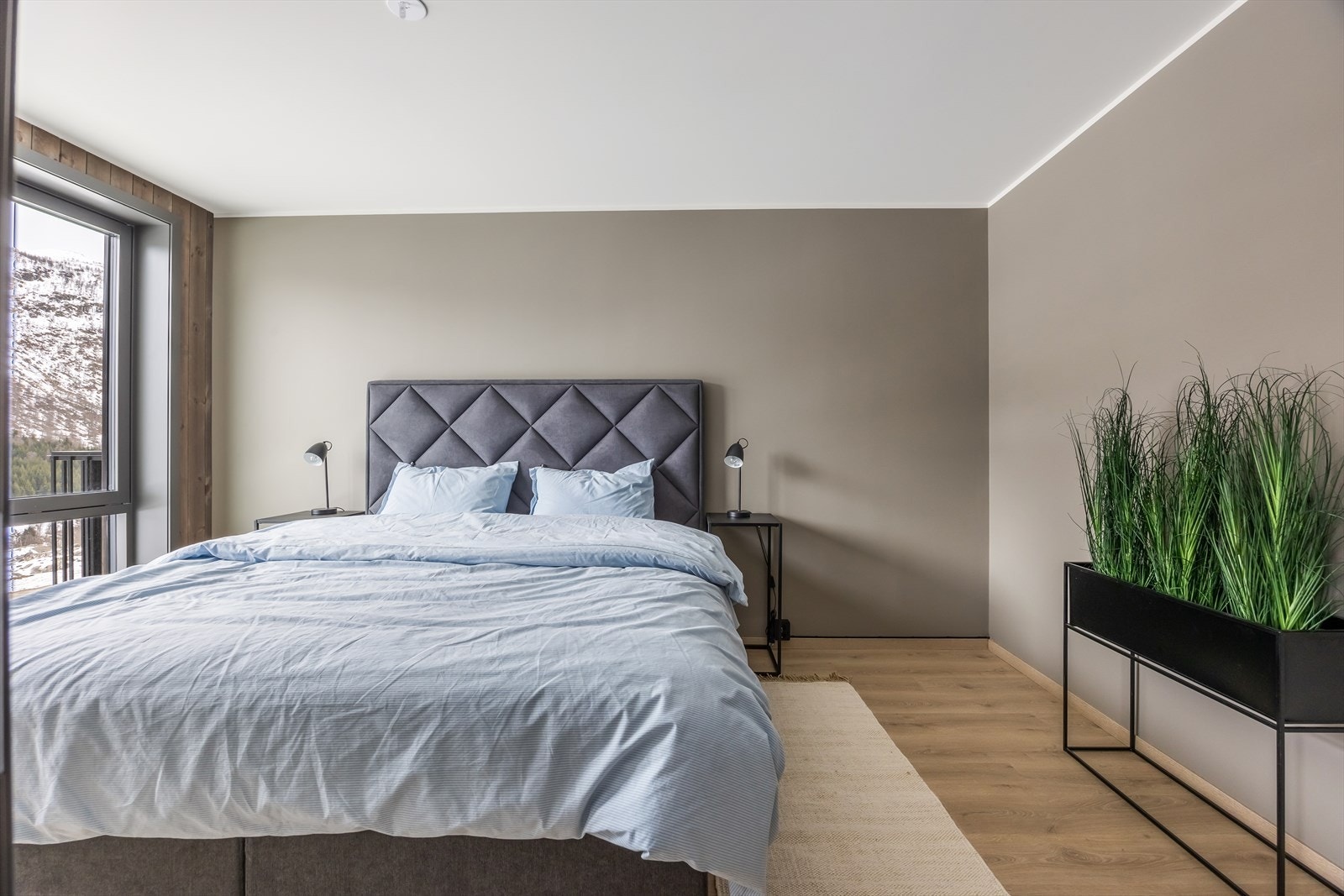 Behagelig og romslig hovedsoverom. Galleribilde