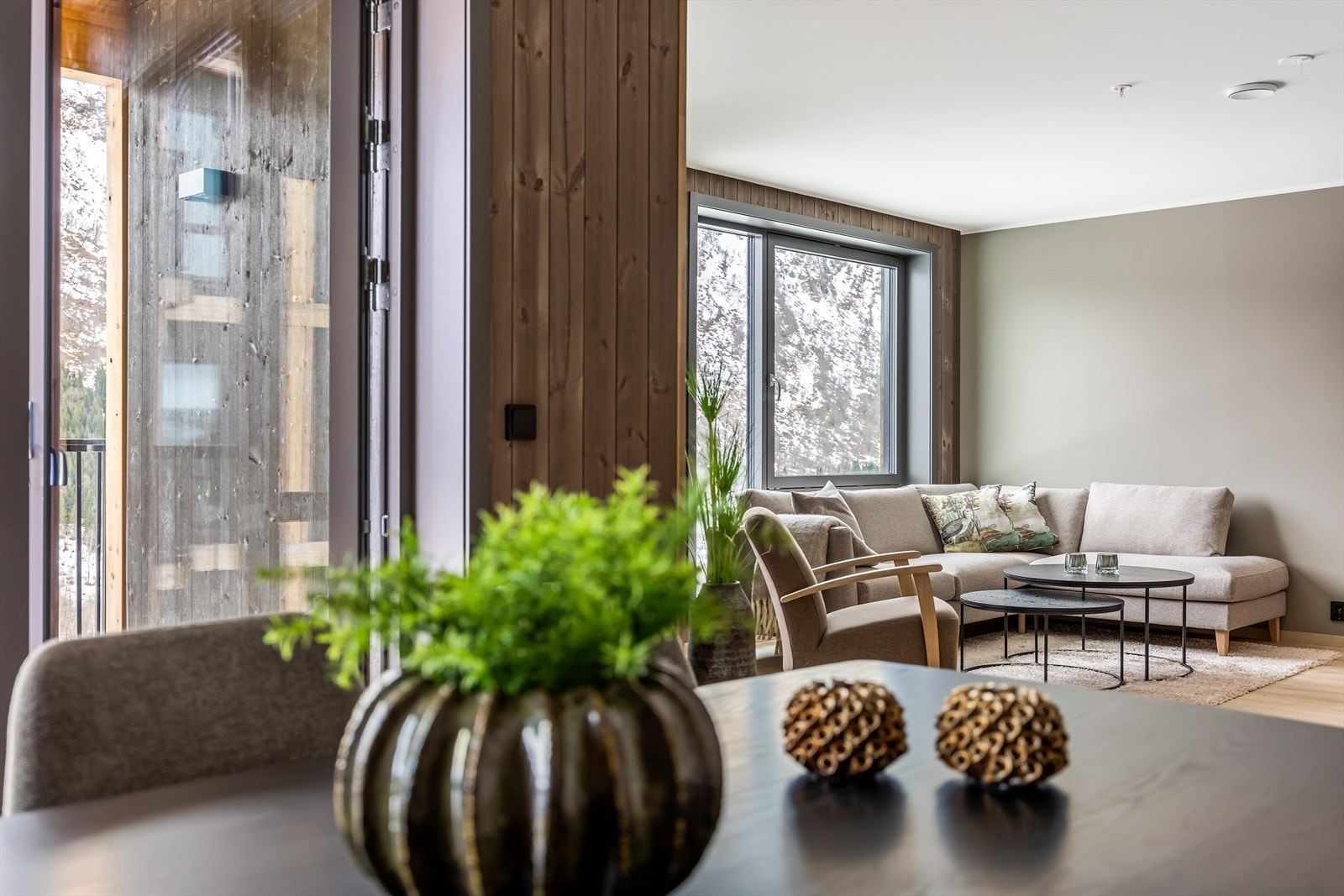 De malte gipsveggene kombinert med mørkt trepanel gir en flott hyttefølelse. Galleribilde