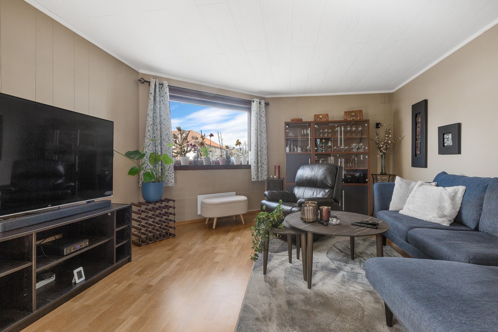 Lys og trivelig del av stue for sofakrok Galleribilde