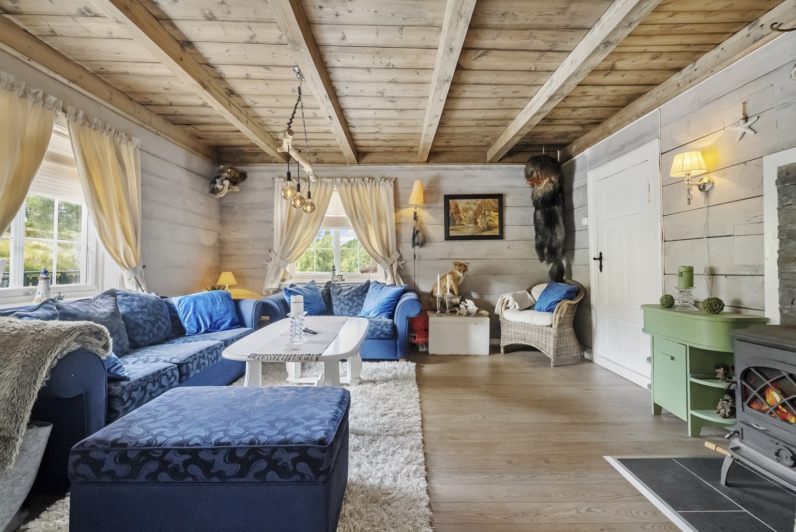 Vidare inn til ei stor stove Galleribilde