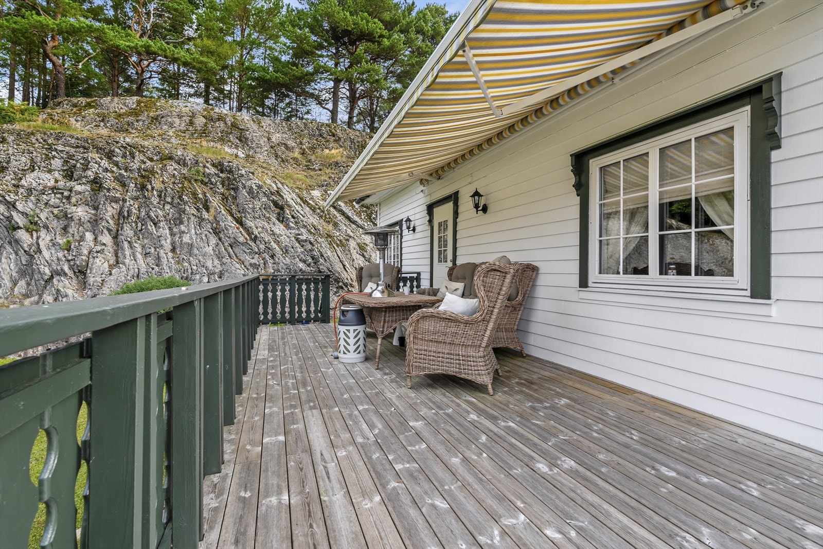 Stor og solrik terrasse Galleribilde