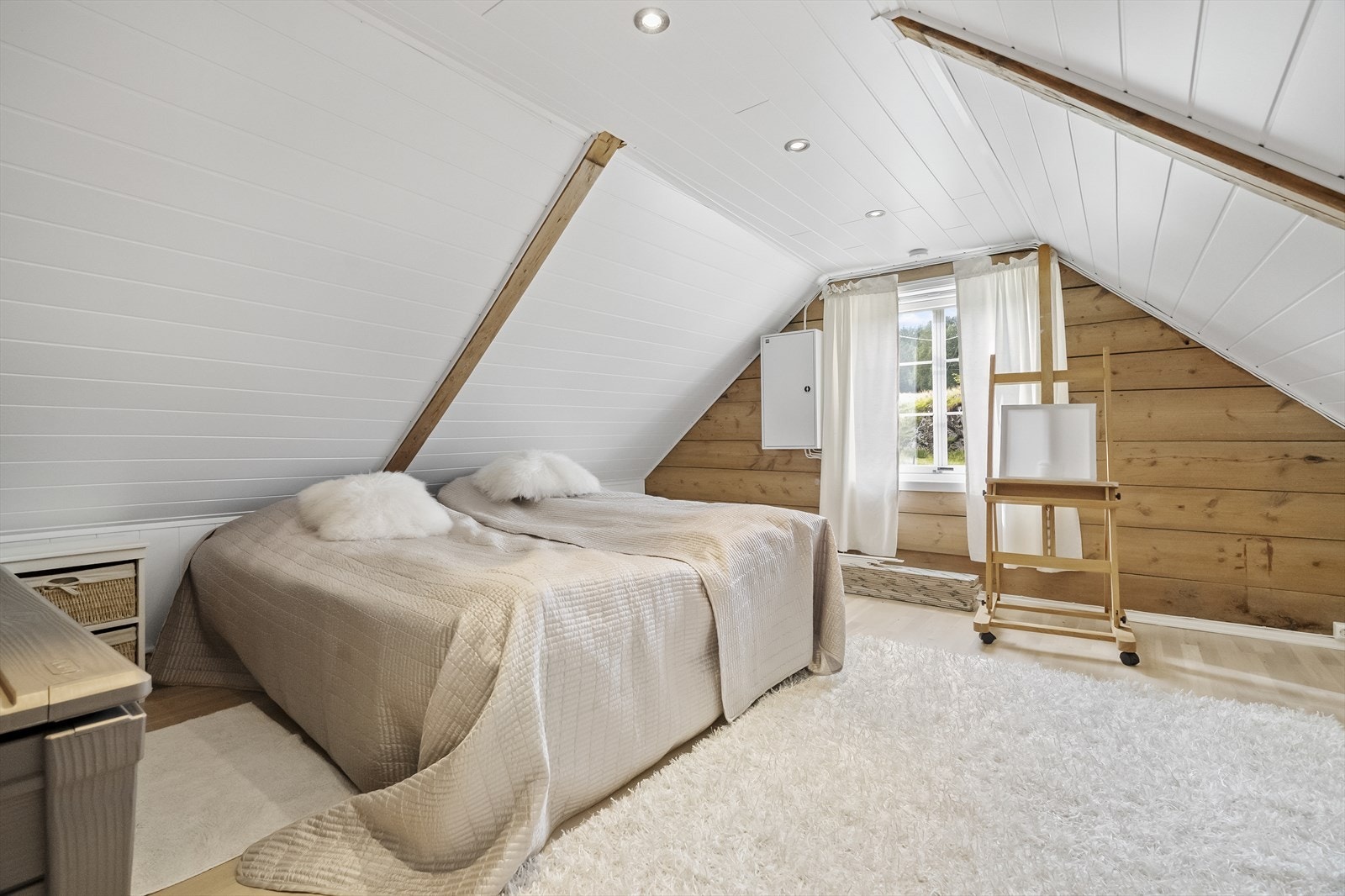 Her er det lav takhøgde/ dør inn til rommet, men eit lyst og fint rom Galleribilde