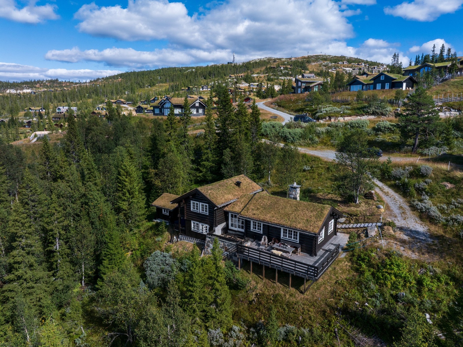 Tomten ligger i skrånende terreng, den har for det meste naturlig fjellvegetasjon. Litt for seg selv med friareal på tre sider. Galleribilde