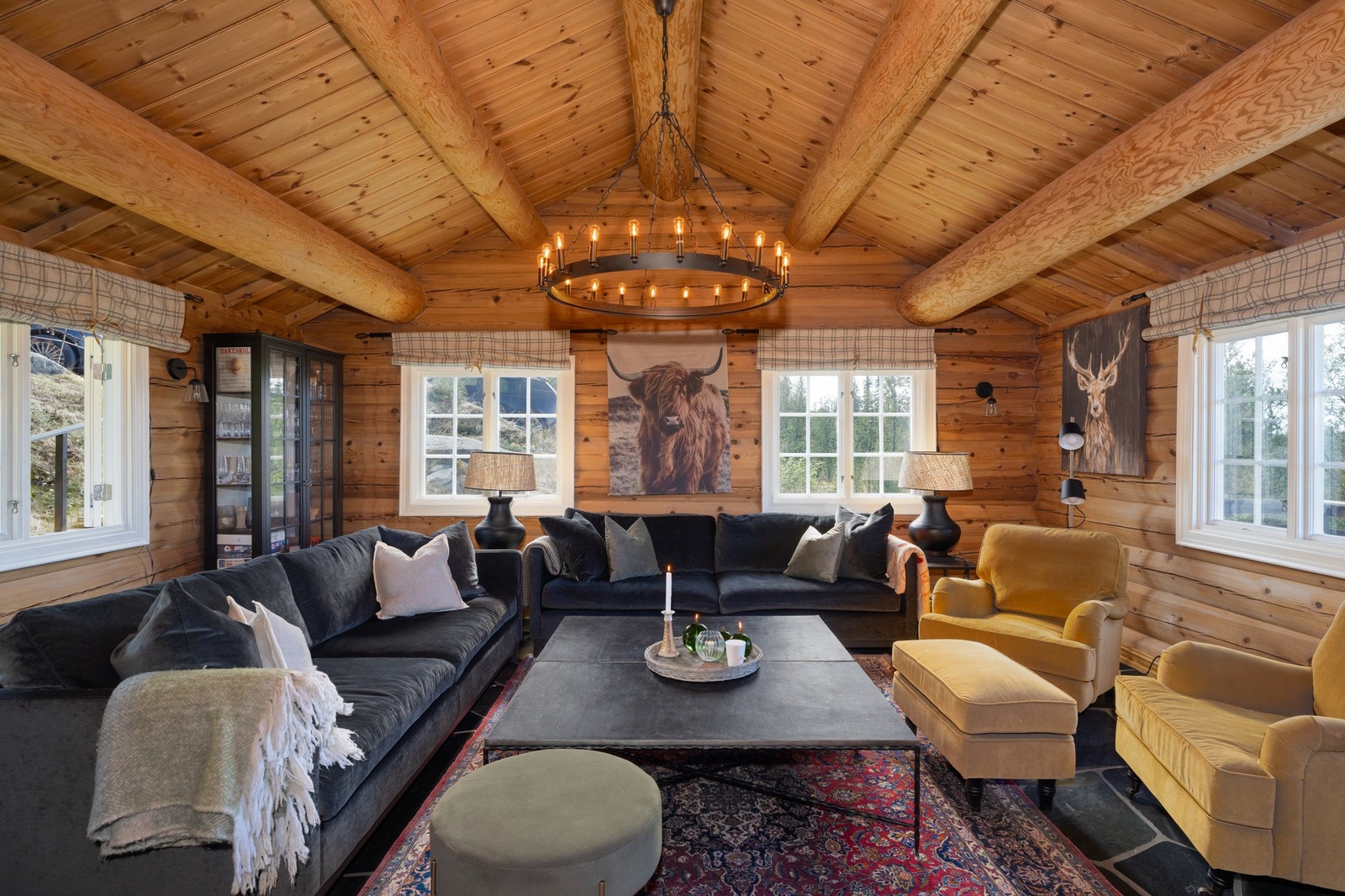 Stua har flotte takåser og mange vinduer. Galleribilde