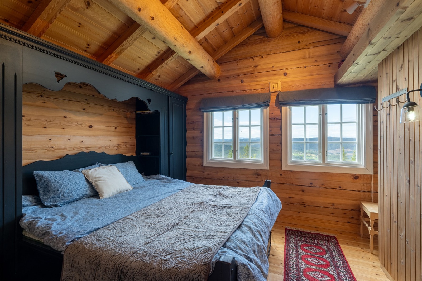 Hytta har fire soverom; tre i 1. etasje og ett i underetasjen. Galleribilde