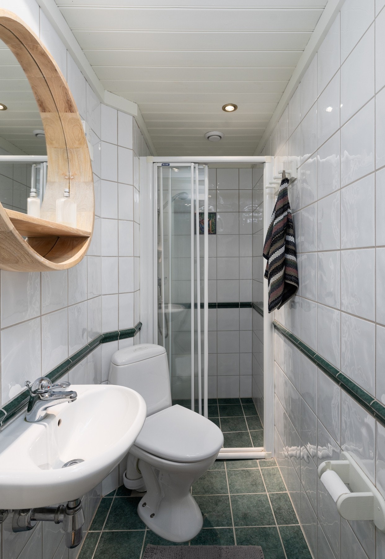 Underetasjen har også et mindre, men fullt utstyrt bad. Galleribilde