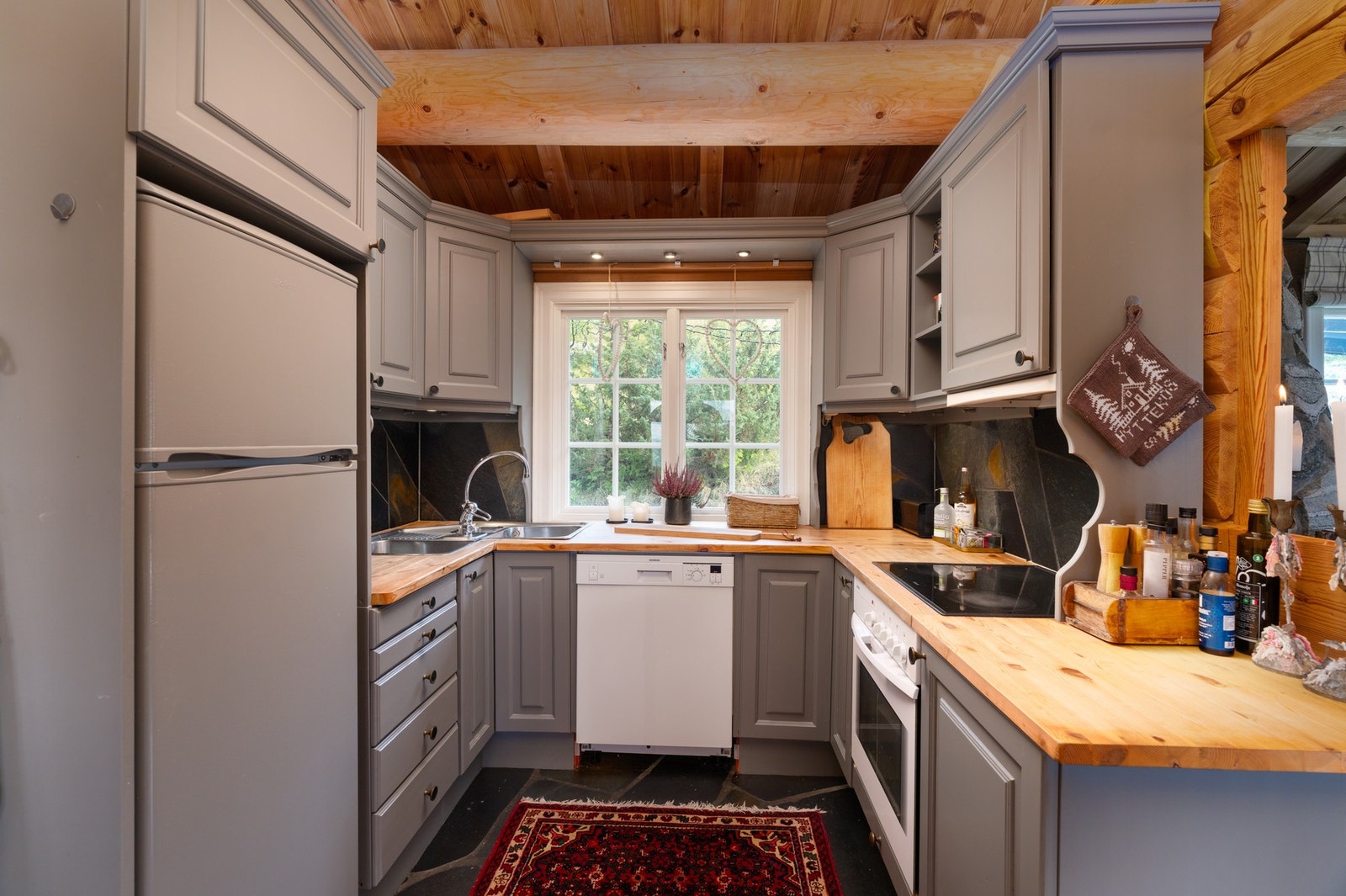 Kjøkkeninnredningen er i heltre fra Uvdal Snekkerverksted og fremstår som godt ivaretatt. Galleribilde