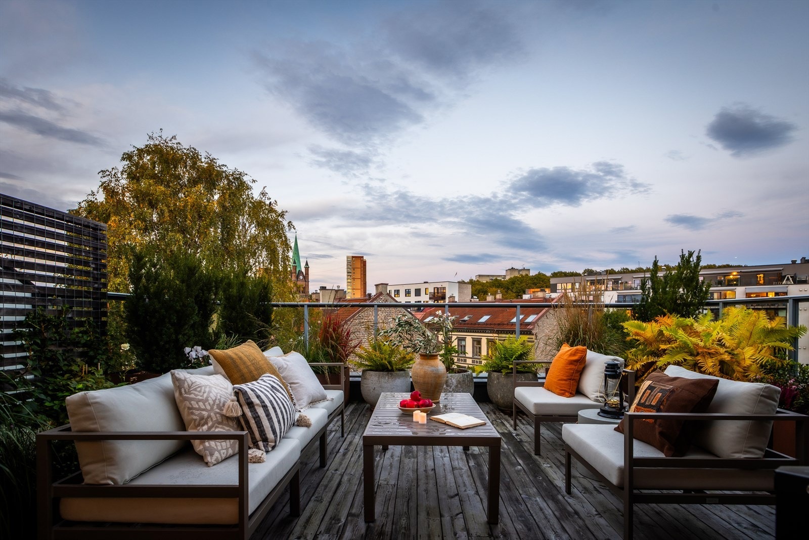 Den største terrassen på 36 m² har sol fra morgen til sen ettermiddag, utekjøkken, spiseplass og lounge - et perfekt sted for sommerliv ute. Galleribilde