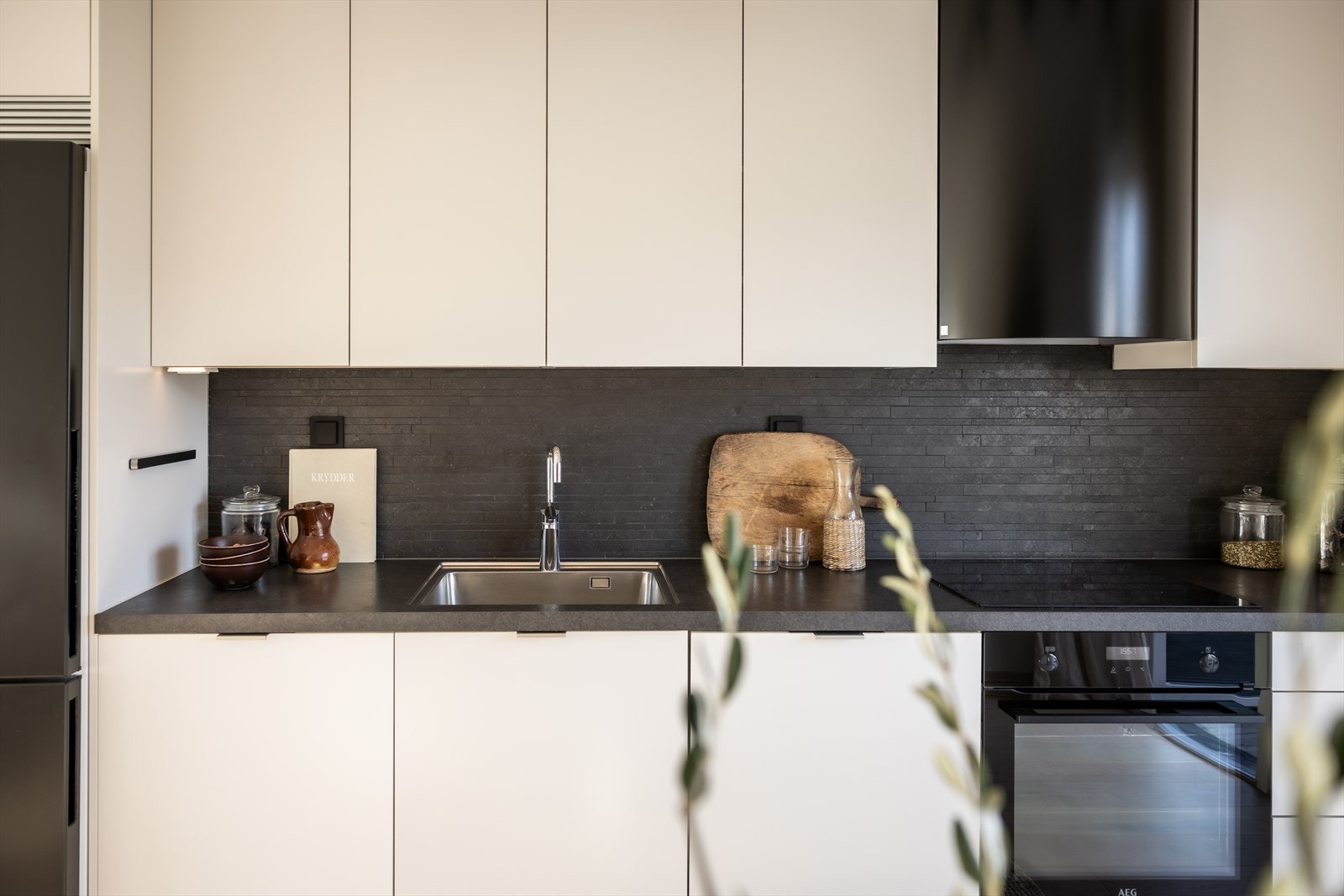 Integrert oppvaskmaskin (AEG) og komfyr (AEG). Frittstående kjøle-/fryseskap (Siemens).Røros ventilator. Galleribilde