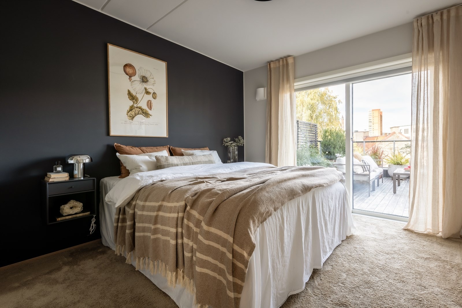 Soverom med utgang til terrasse, samt direkte tilknytning til privat bad. Galleribilde