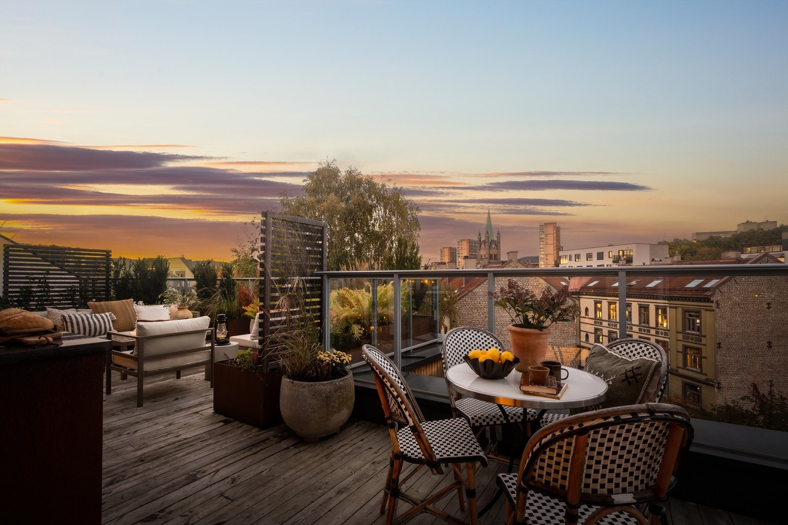 Velkommen til Hollendergata 2B - en moderne og stilren toppleilighet i 6. etasje, der lys, utsikt og to romslige terrasser skaper et gjennomført hjem. Galleribilde