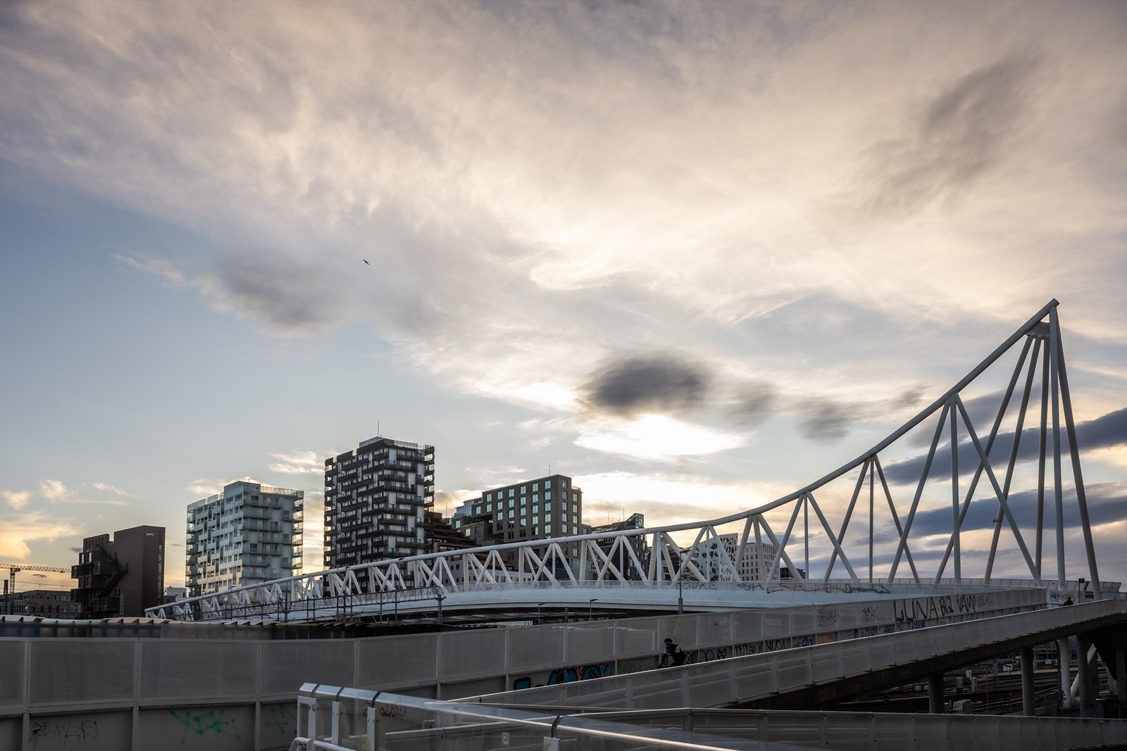 Kollektivtransport i nabolaget; Oslo Sentralstasjon med buss, trikk, t-bane, tog, flytog og flybuss. Galleribilde