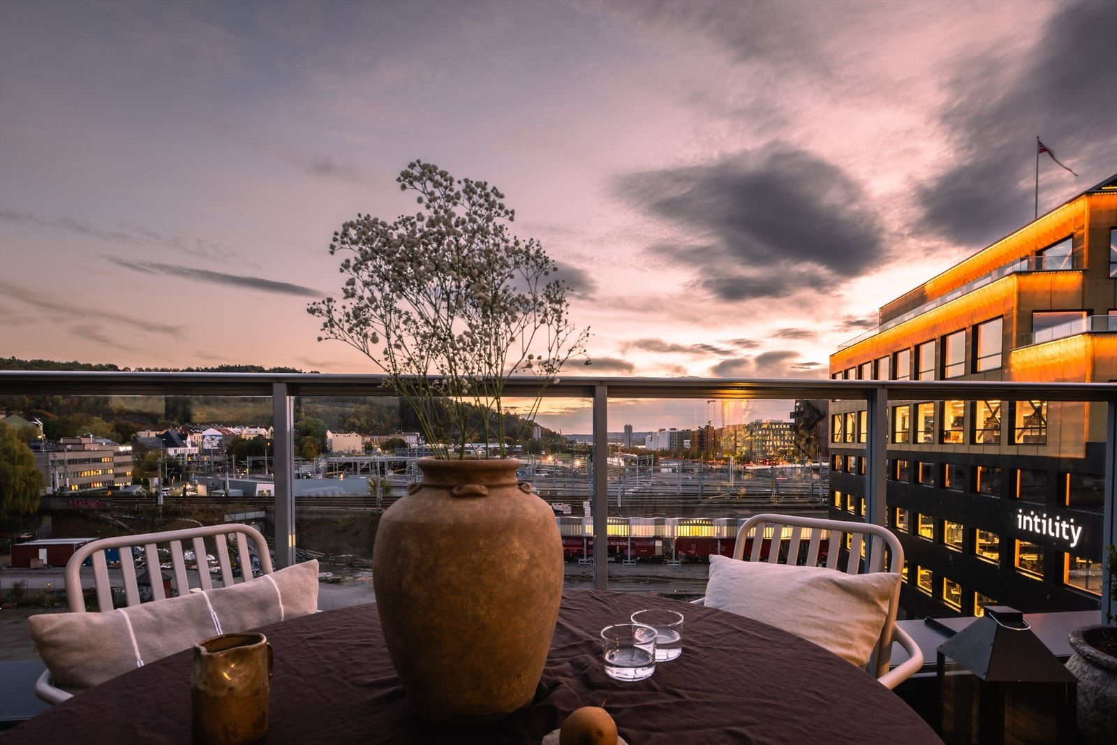 Den andre på 12 m² har dag- og kveldssol med utsyn mot sjøen. Galleribilde