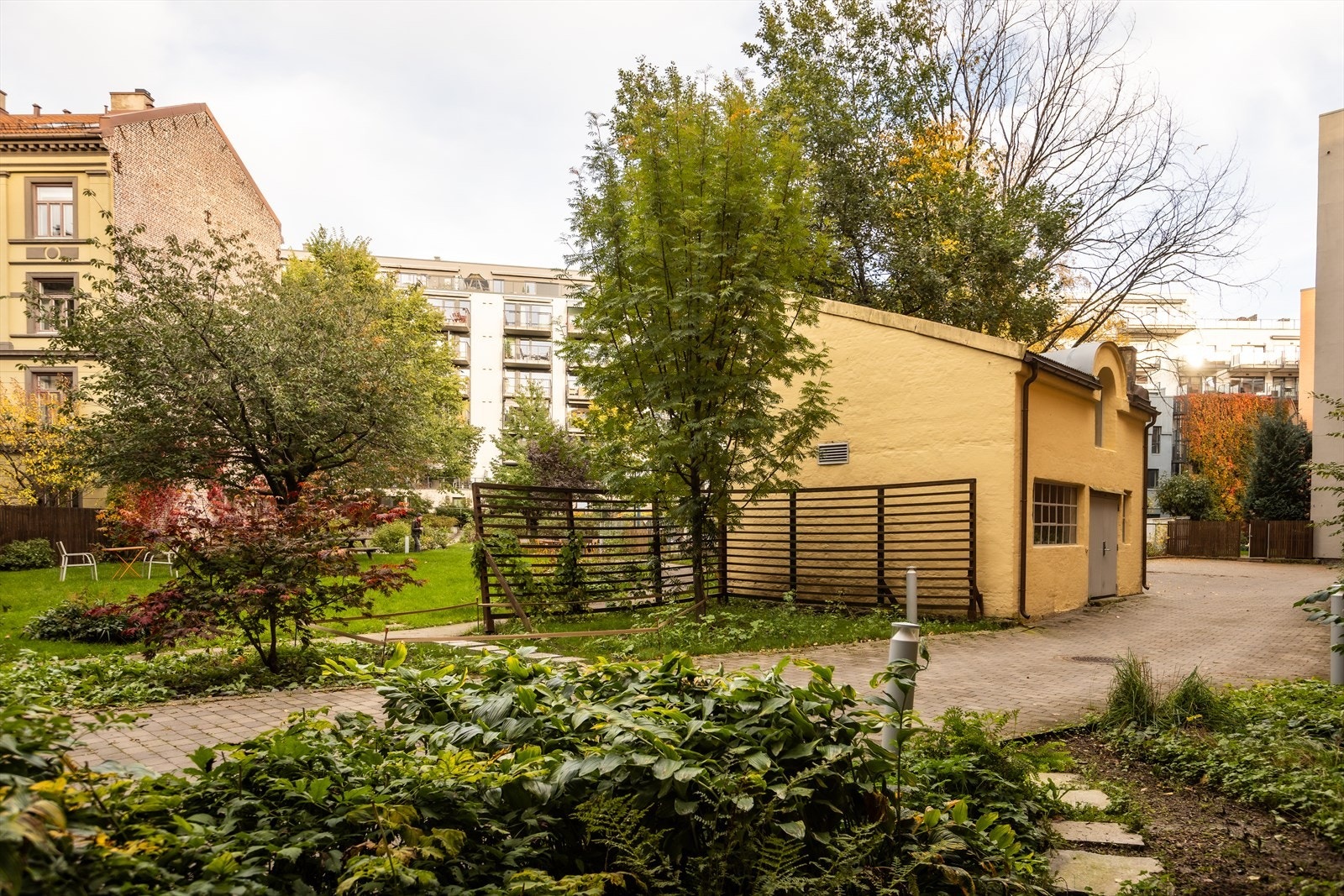 Hyggelig fellespark i bakgården. Galleribilde