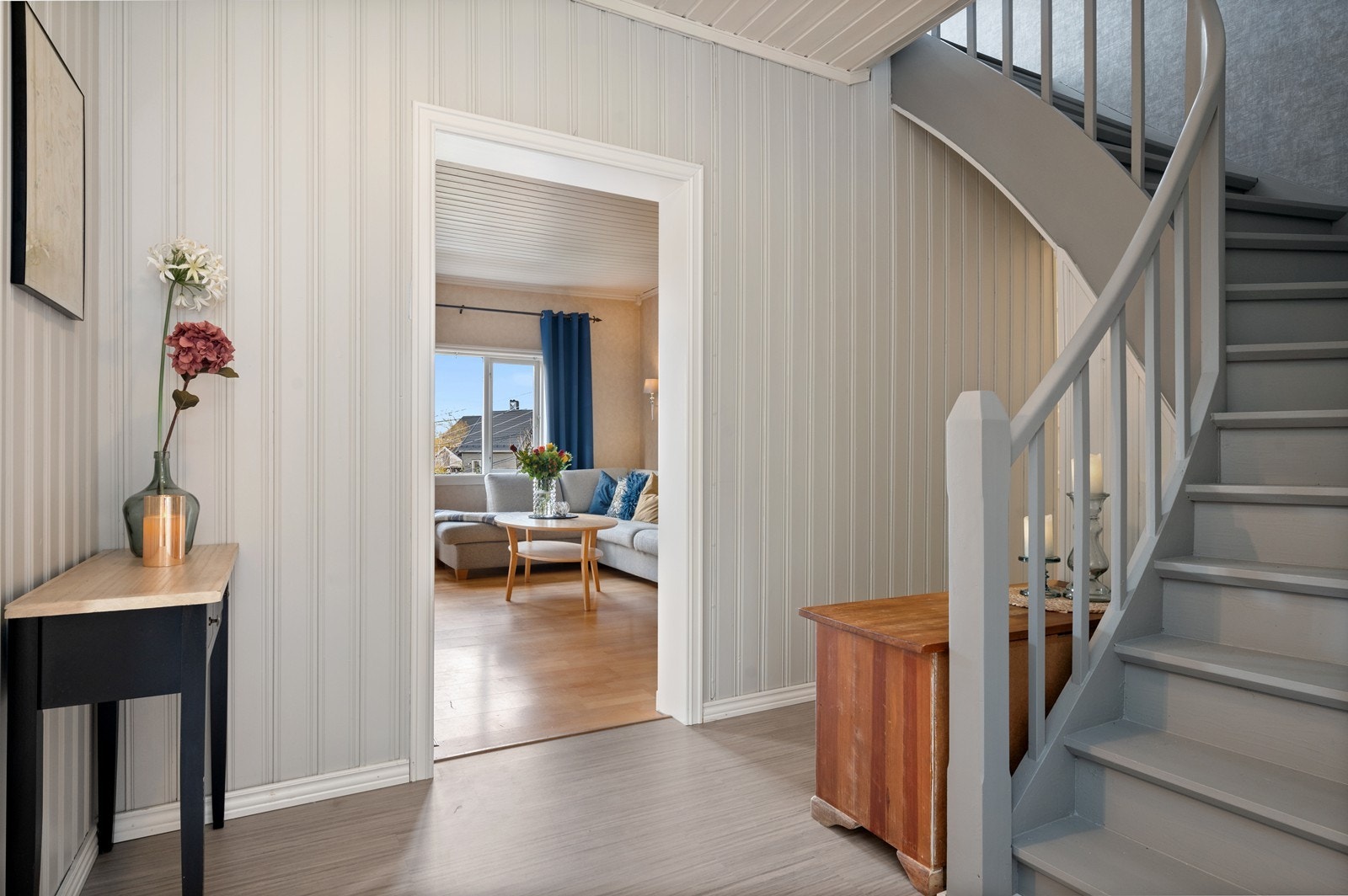 God og innholdsrik planløsning over 2 plan. Galleribilde