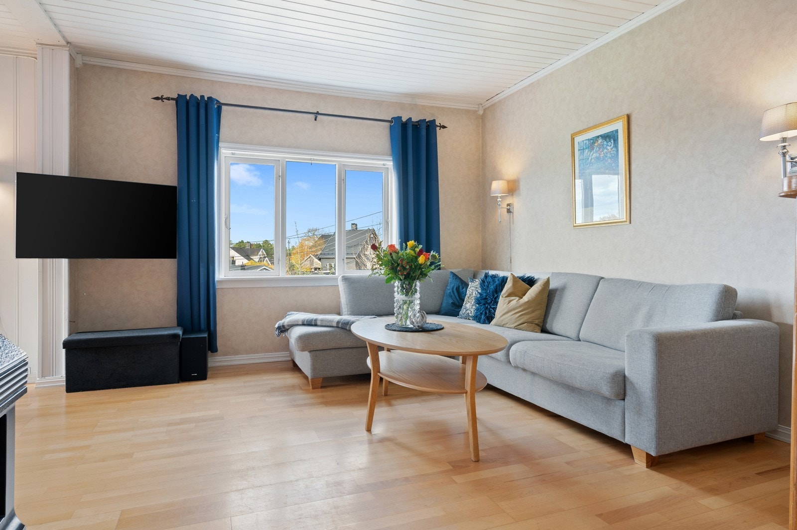 Lys og trivelig stue med store vindusflater som gir rikelig med dagslys. Galleribilde