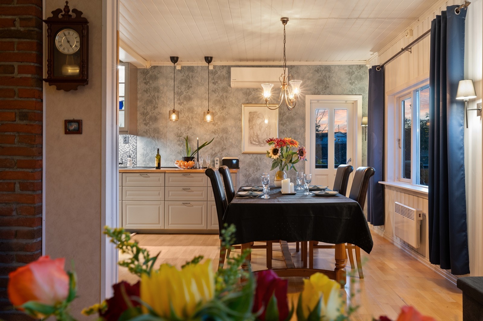 Hyggelig spisestue med varmepumpe installert i 2020. Galleribilde