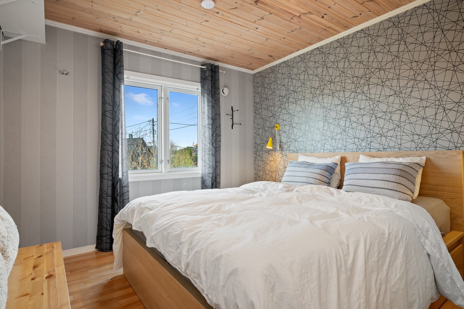 Lyst soverom i 1. etasje med plass til både dobbeltseng, nattbord og garderobeløsning. Galleribilde