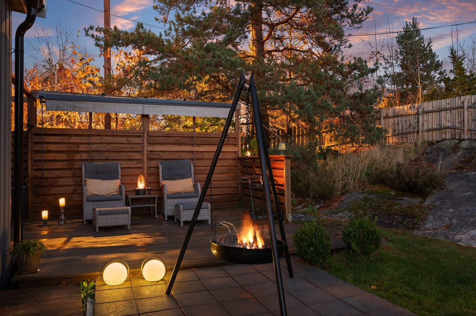 Flott opparbeidede uteplasser og spennende naturtomt for den hageglade! Galleribilde