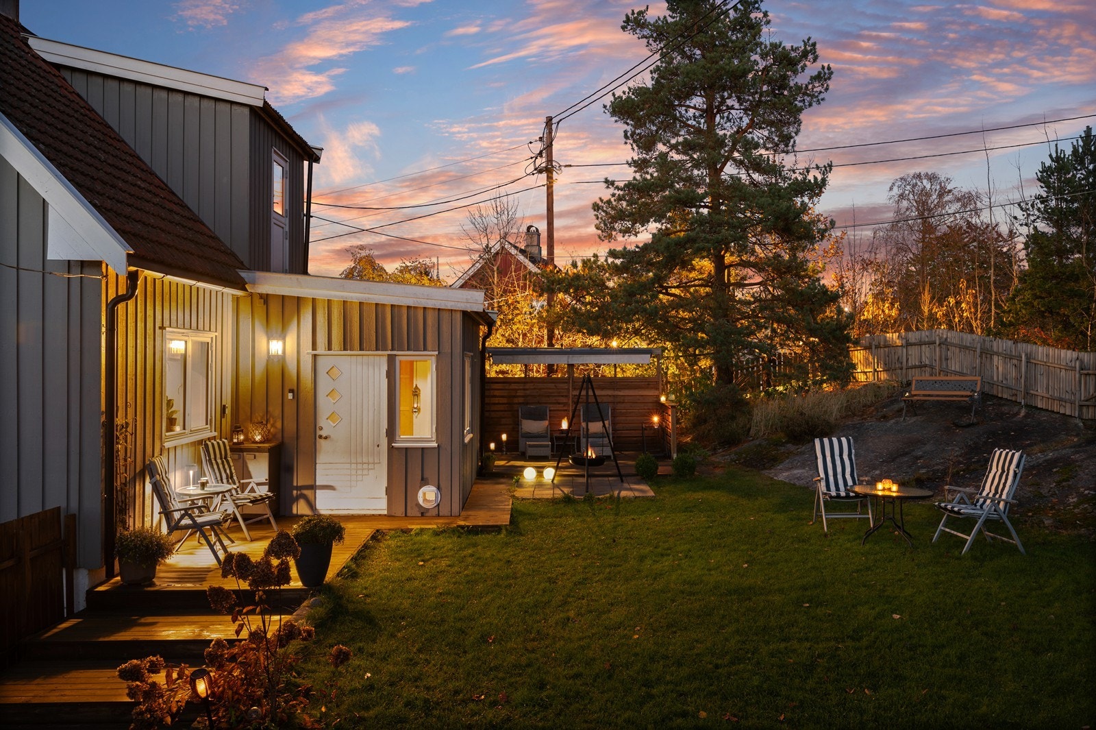 Pent opplyst uteområdet med flere soner for avslapning og sosiale sammenkomster. Galleribilde