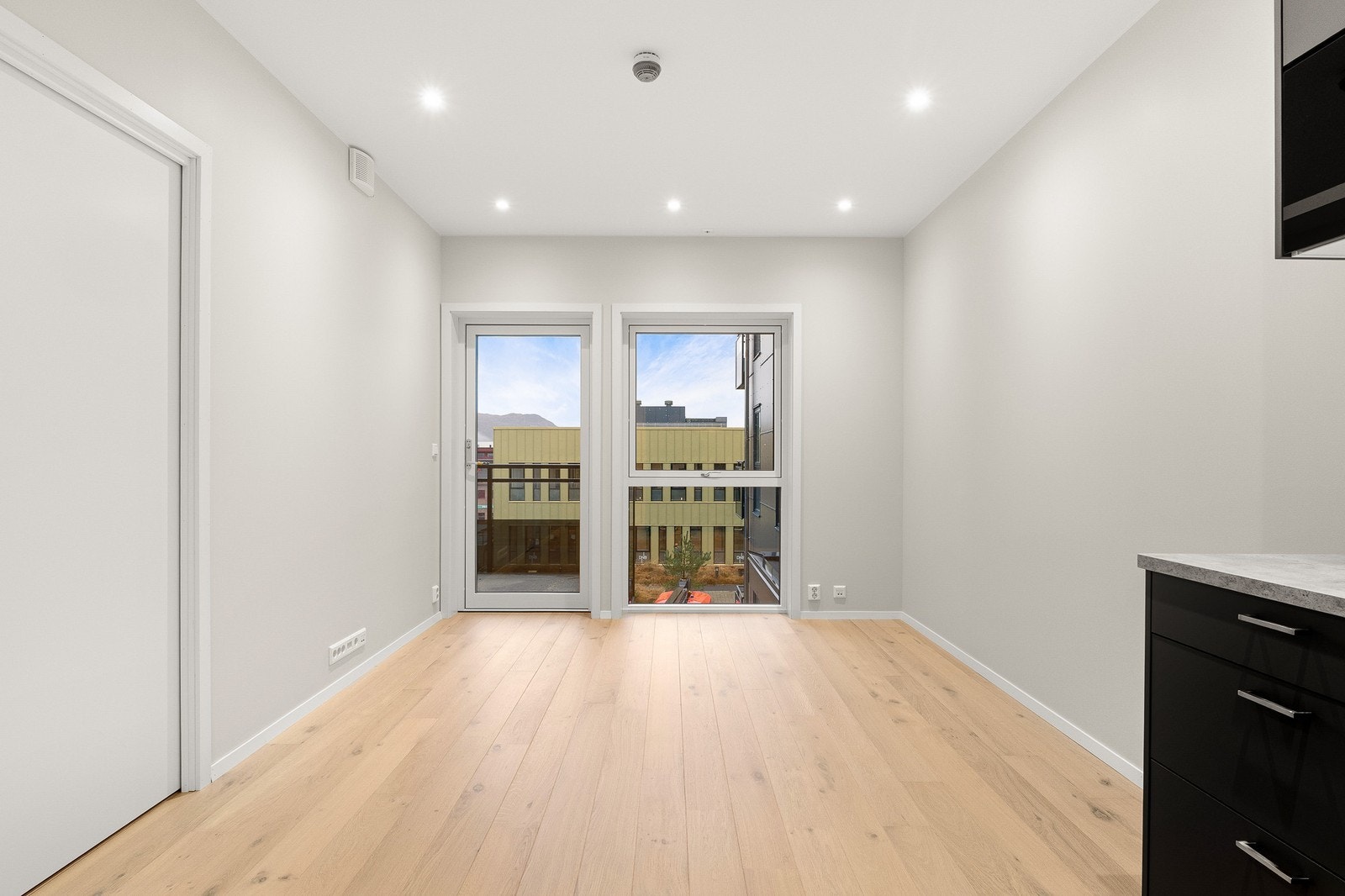 Stuen har god takhøyde og store vindusflater som gir en god romfølelse og naturlig lys. Galleribilde