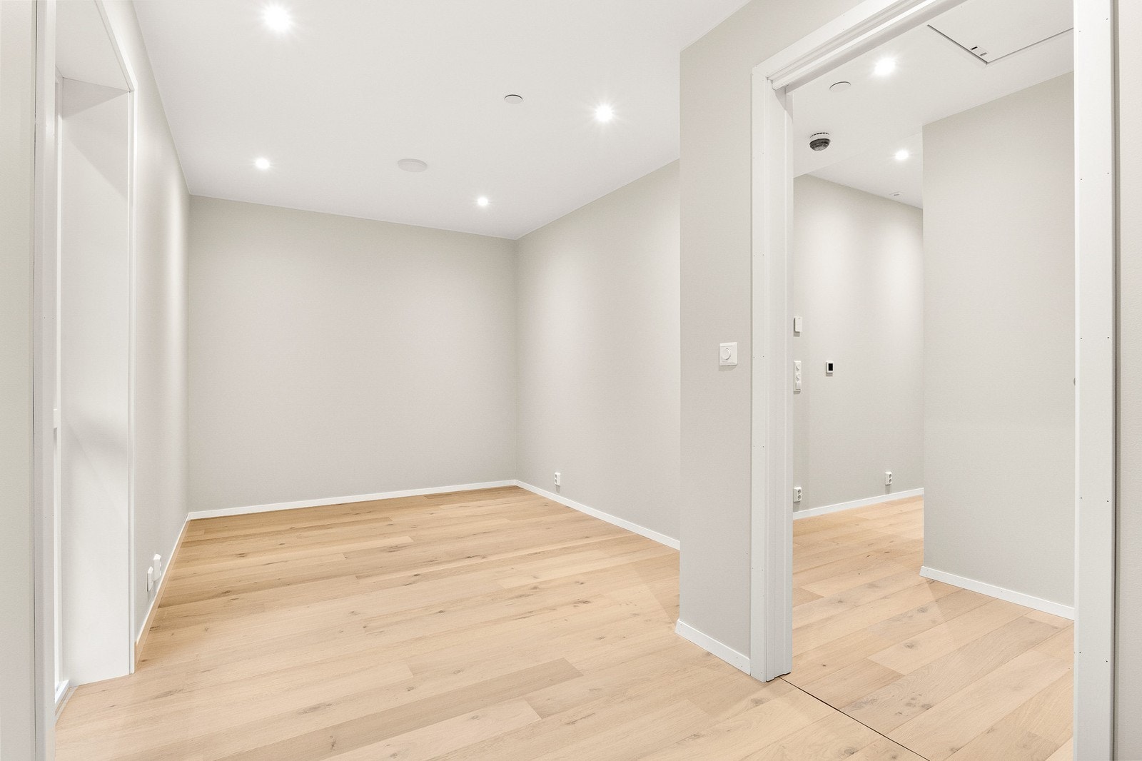 Hovedsoverommet er på 12,7kvm og har god plass til dobbeltseng, klesskap og øvrig møblement. Galleribilde